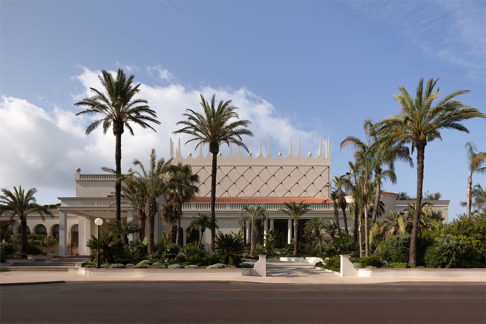 Palm beach building behind palms